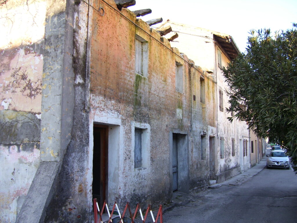 Ristrutturazione di due immobili ad uso residenziale e B&B                                             – Pordenone –